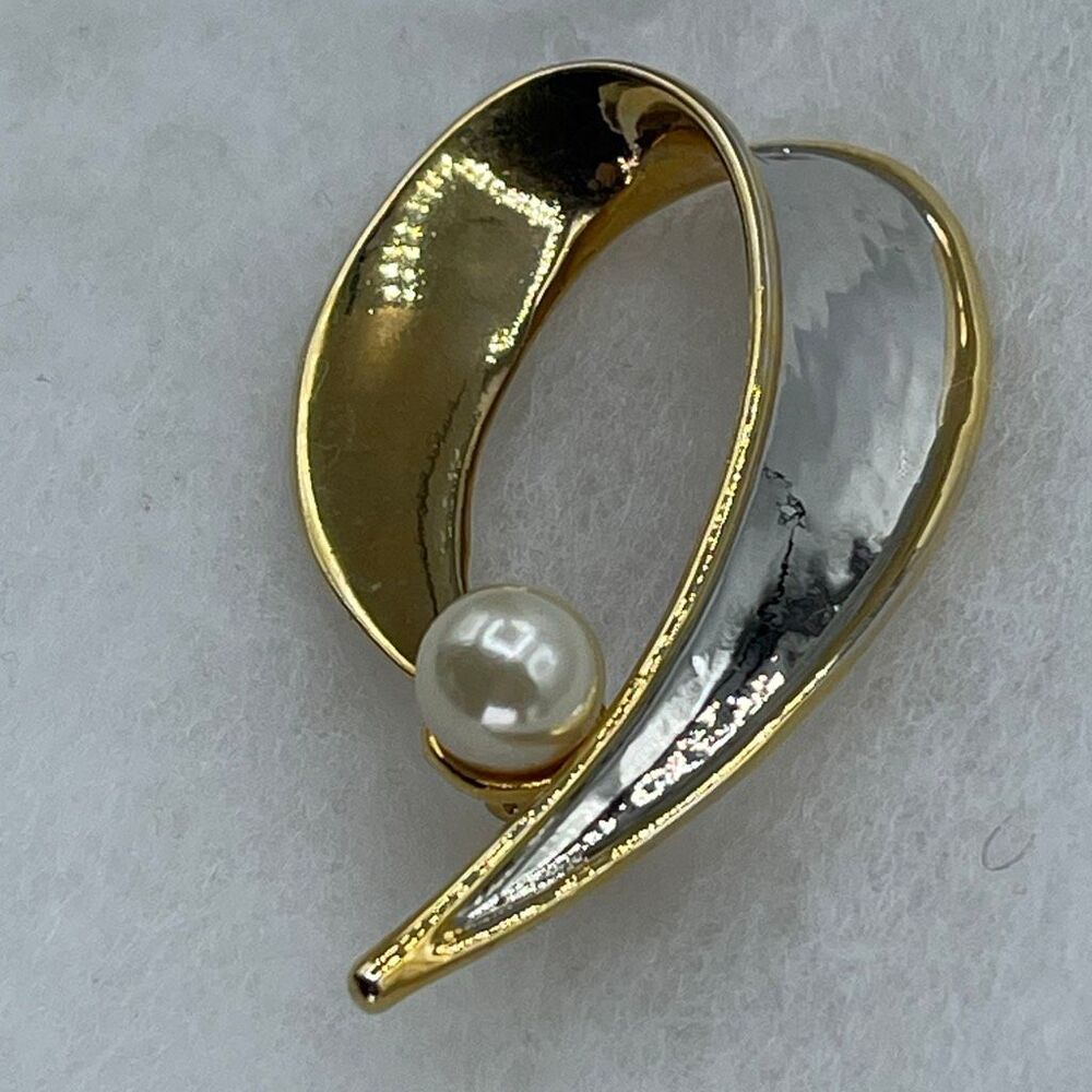 Vintage 10K plated white & yellow gold ribbon brooch faux pearl decor.